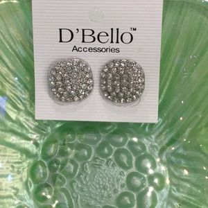 🌴NWT Fabulous & Fun To Wear Crystal Silver Pierced Style Lightweight Earrings🌴